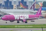 Máy bay lạ màu tím hồng, mang chữ “WOW” khổng lồ xuất hiện tại Tân Sơn Nhất