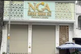 Nhiều tiệm kim cương vẫn "then cài", dù đến ngày hẹn mở cửa