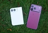 Mô hình iPhone 18 Pro Max đỏ cherry và iPhone Ultra trắng
