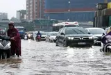 Nước ngập sâu, phương tiện ùn dài 2 chiều lên xuống cầu Vĩnh Tuy
