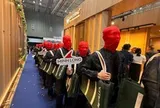 Hàng chục người mặc đồ đen, trùm kín mặt bằng vải đỏ xuất hiện tại TP.HCM: Chuyện gì đang xảy ra?