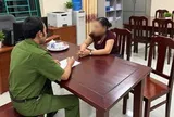 Cặp đôi mang sổ đỏ đến giao dịch bán đất giá 2,5 tỷ đồng tại cửa hàng vàng bạc, Công an lập tức có mặt ngăn chặn giao nhận tiền