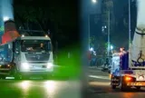 Cận cảnh chiếc xe chở theo 5.300m3 nước di chuyển qua 6 tuyến đường Hà Nội lúc 23h khuya
