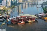 Đang hợp long cầu đi bộ qua sông Sài Gòn