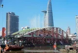 Cầu đi bộ hình lá dừa qua sông Sài Gòn hợp long thành công sau 8 giờ thi công