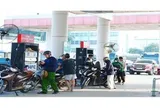 1 lít xăng ngốn 1/3 thu nhập một ngày của người Lào, 1/5 của người Campuchia, người Việt Nam thì sao?