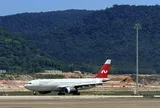 Sân bay Phú Quốc vừa ghi nhận một máy bay thân rộng khác lạ hạ cánh, phun vòi rồng cho sự kiện đặc biệt sau 12 năm