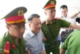 Cảnh sát dẫn giải Mr Pips, Shark Bình cùng đồng phạm đến tòa