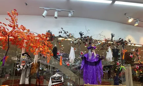 Phố 'đồ ma quái' ở TPHCM vắng khách dịp Halloween