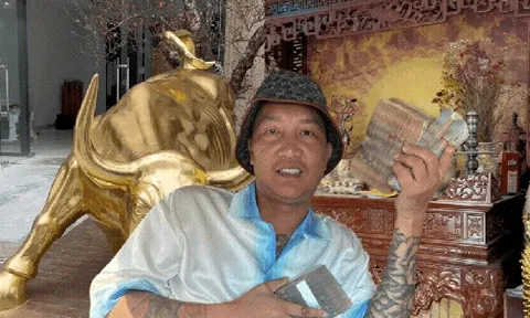 Bên trong căn nhà "dát vàng" của Huấn Hoa Hồng