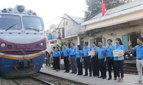 Hỗ trợ vé máy bay, vé tàu cho người lao động khó khăn về quê đón Tết