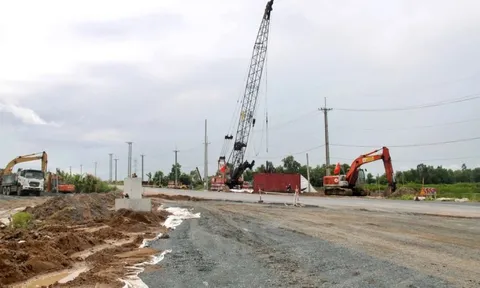 Phấn đấu giữa tháng 12 này bàn giao toàn bộ mặt bằng cao tốc Cà Mau - Đất Mũi