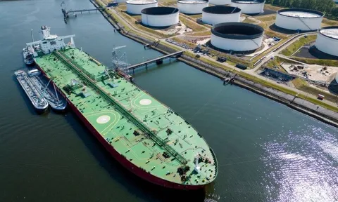 Giá tàu chở dầu tăng gần 600%, chuyện gì đang xảy ra?