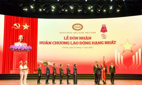NHNN đón nhận Huân chương lao động hạng Nhất