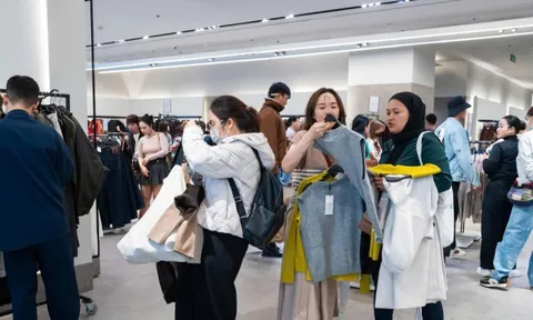 Chen chân 'săn sale' Black Friday từ sáng đến đêm