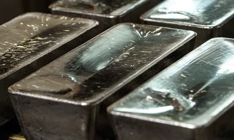 Từ bị lãng quên thành tâm điểm thị trường, tăng vượt xa giá vàng: chuyện gì đang xảy ra với bạc?