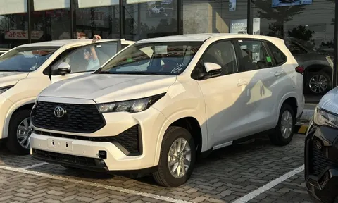 Lộ ảnh Toyota Innova Cross bản giá rẻ tại đại lý trước ngày ra mắt: Không khác nhiều bản giữa, vẫn có ghế da, phanh tay điện tử và 6 túi khí