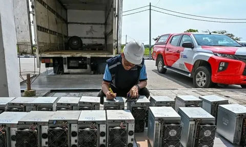 Drone bay vù vù trên những dãy nhà bỏ hoang phát hiện điểm bất thường, cảnh sát khui ra đường dây tội phạm gây thiệt hại 1,1 tỷ USD tại một quốc gia Đông Nam Á