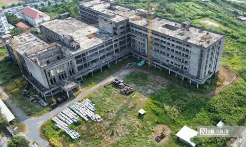 Bệnh viện Ung bướu Cần Thơ hơn 1.700 tỷ đồng: Khối bê tông phủ rêu giữa lòng thành phố