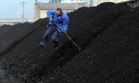 Cơn sốt 'vàng đen' trở lại sau 4 năm chạm đáy: 2 quốc gia chủ chốt BRICS tranh thủ gom hàng giữa lúc rét đậm, giá phục hồi mạnh