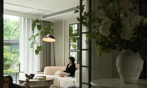 Ngôi nhà rộng 400m2 với tông ngọc trai và vani