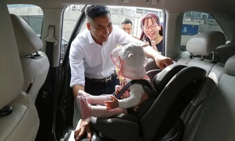 Người lái ô tô không được cho trẻ em dưới 10 tuổi ngồi cùng hàng ghế