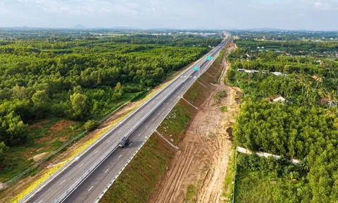 Ngắm cao tốc hơn 20.400 tỷ đồng chuẩn bị khánh thành: Có hầm lớn nhất cao tốc Bắc-Nam, về đích trước 8 tháng nhờ phương pháp đào hầm đặc biệt của Đèo Cả