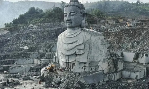 Cận cảnh thi công tượng Phật khổng lồ ở Đà Nẵng, gần 10 năm chưa hoàn thành