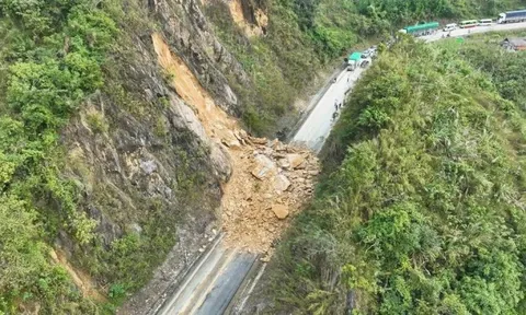 Sạt lở nghiêm trọng trên Quốc lộ 6 vùi lấp 4 người, giao thông tê liệt