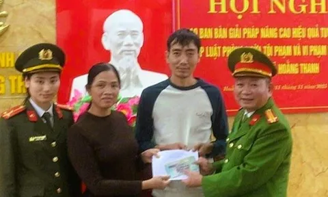 Bất ngờ nhận 100 triệu đồng từ tài khoản lạ, nữ giáo viên liền báo công an