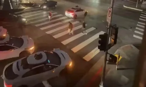 Mất điện hàng loạt, taxi tự lái ở Mỹ dừng giữa đường, nhốt khách bên trong không cho ra