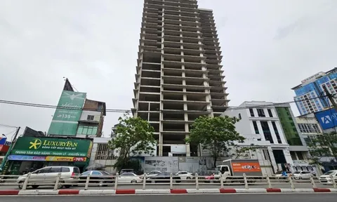 Cận cảnh tòa nhà 28 tầng “trơ khung” mặt phố Láng Hạ vừa về tay KBC