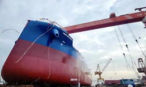 Lần đầu tiên người Việt đóng tàu hàng 65.000 tấn, dài 200m lớn nhất từ trước tới nay, đã hạ thủy: Doanh nghiệp nào đứng sau kỳ tích này?