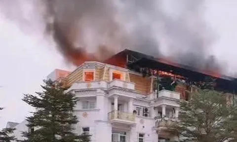 Hà Nội: Lửa cháy ngùn ngụt tại dãy biệt thự liền kề Geleximco trên đường Lê Trọng Tấn