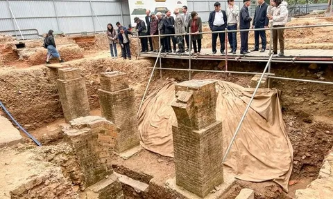 Đào đất, người dân Việt Nam đụng trúng vật hình trụ dày 4m màu vàng lạ, chuyên gia xác nhận báu vật lớn nhất lịch sử