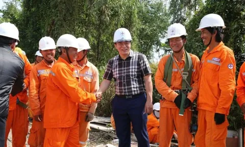 Ngành điện miền Nam: Xuyên Tết bám công trường