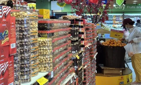 Nho khô, hạnh nhân, trái cây Mỹ tràn ngập thị trường Tết