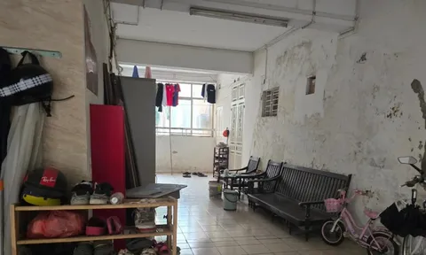 Hà Nội: Cận cảnh hành lang, cầu thang thoát hiểm của chung cư biến thành nhà kho