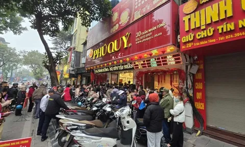 Giá bạc tăng lên 112 triệu đồng/kg, người dân đổ xô đi xếp hàng