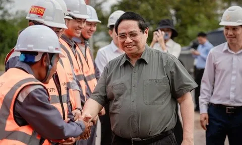 Thủ tướng đề nghị phát huy tinh thần "chỉ bàn làm, không bàn lùi" tại các dự án phục vụ APEC
