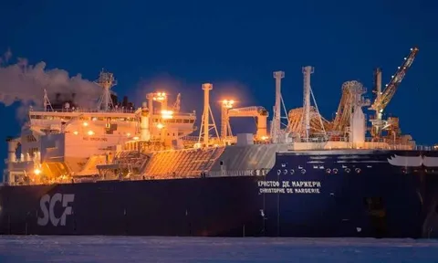 Chuyện gì đây: Cứ 32 tiếng lại có một tàu LNG Nga lại cập cảng EU