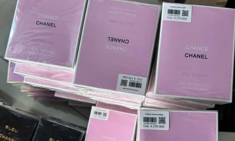 Triệt phá đường dây buôn bán 10.000 chai nước hoa Chanel, BVL, Versace giả