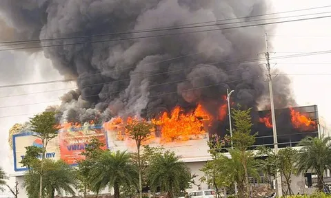 Cháy lớn tại cụm công nghiệp ở Ninh Bình, cột khói bốc cao hàng chục mét