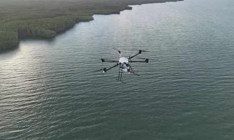 Lần đầu tiên triển khai UAV giao hàng vượt biển ở TPHCM