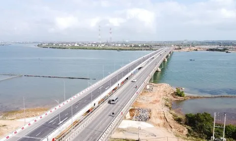 Hình ảnh khác lạ ở cầu Gianh cận Tết Bính Ngọ