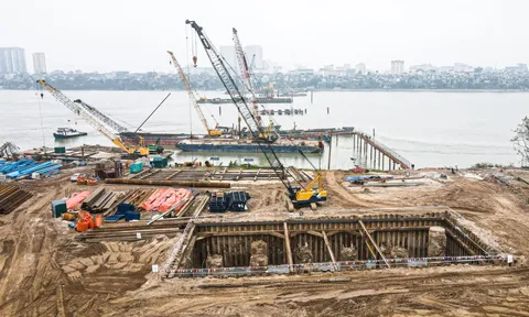 Công nhân, kỹ sư làm việc xuyên Tết tại dự án cầu trọng điểm của Hà Nội