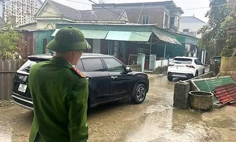 Công an làm việc với tài xế đỗ ô tô 'khoá đuôi', còn thách thức 'đỗ đến mai'