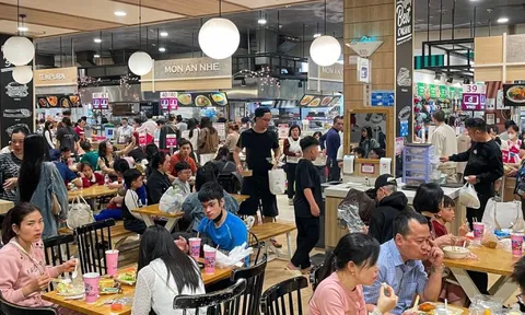 Rời mâm cỗ Tết, dân Thủ đô đổ xô đi 'giải ngán'