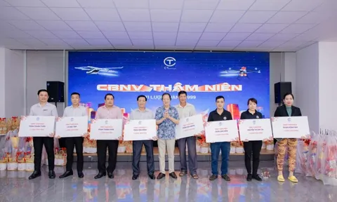 Tạp vụ, bảo vệ của CT Group xúc động khi nhận thưởng Tết một lượng vàng 9999