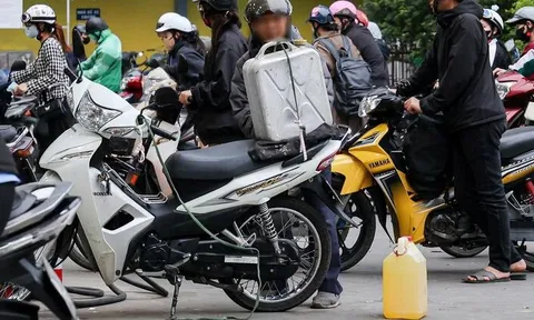 Người dân mang can mua, chuyên gia nói nguồn xăng trong nước cơ bản vẫn bảo đảm